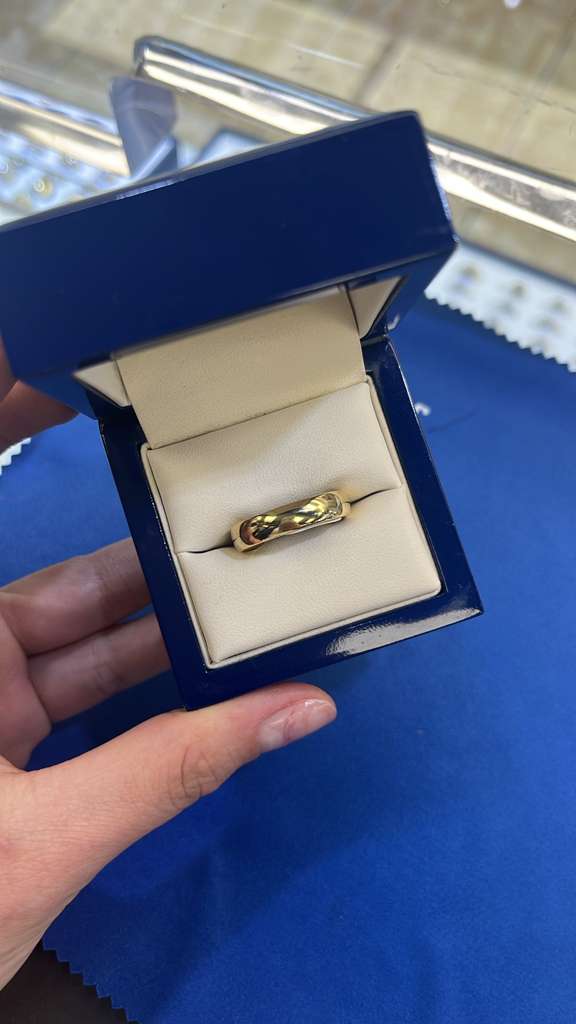 Ring band 14kt 4.4 dwt
