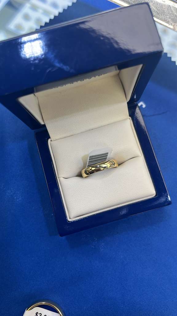 Ring band 14kt . 1.9 dwt