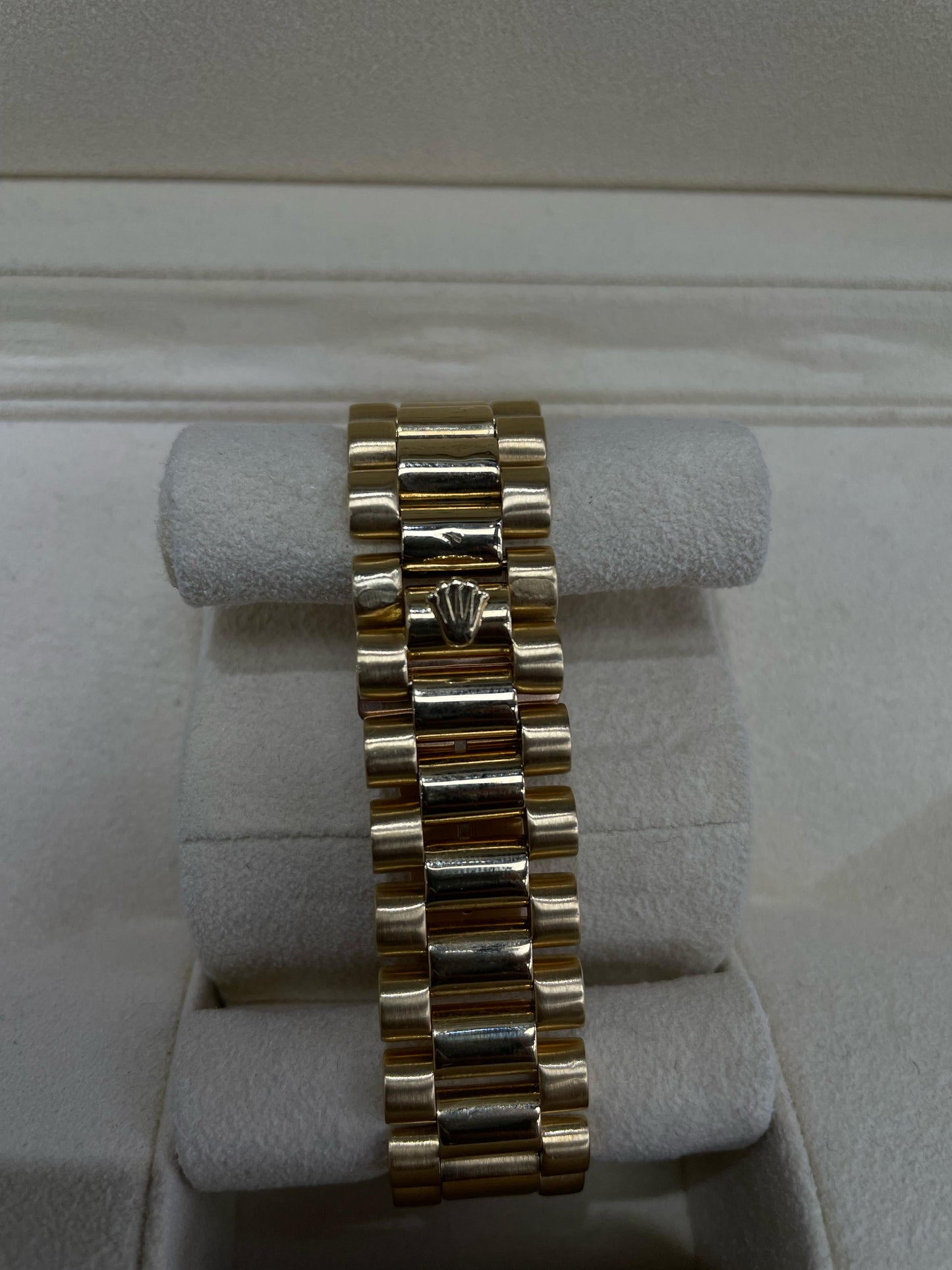 ROLEX DAY-DATE 18K GOLD WITH DIAMOND STONES ROMANX RED FACE 36MM - 18238