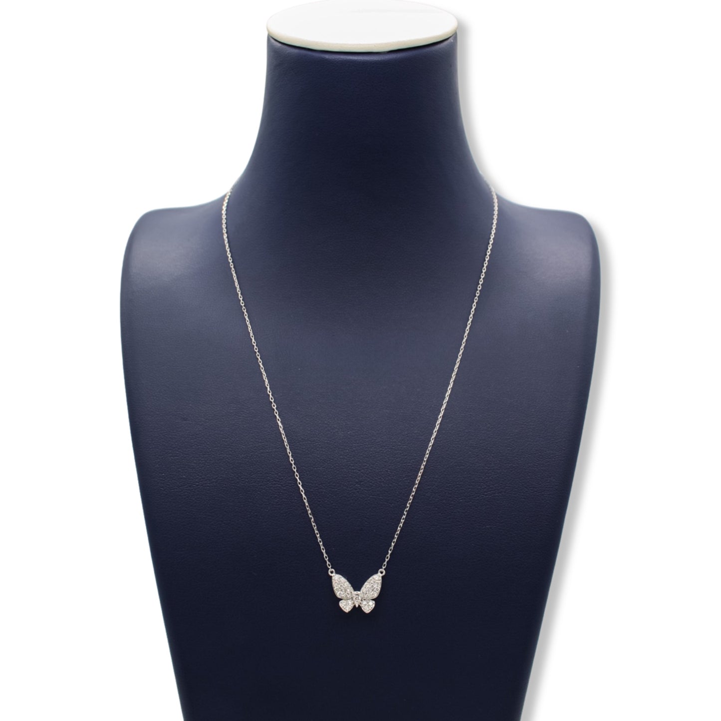 Collar con dije de mariposa de diamantes en oro blanco de 18 quilates