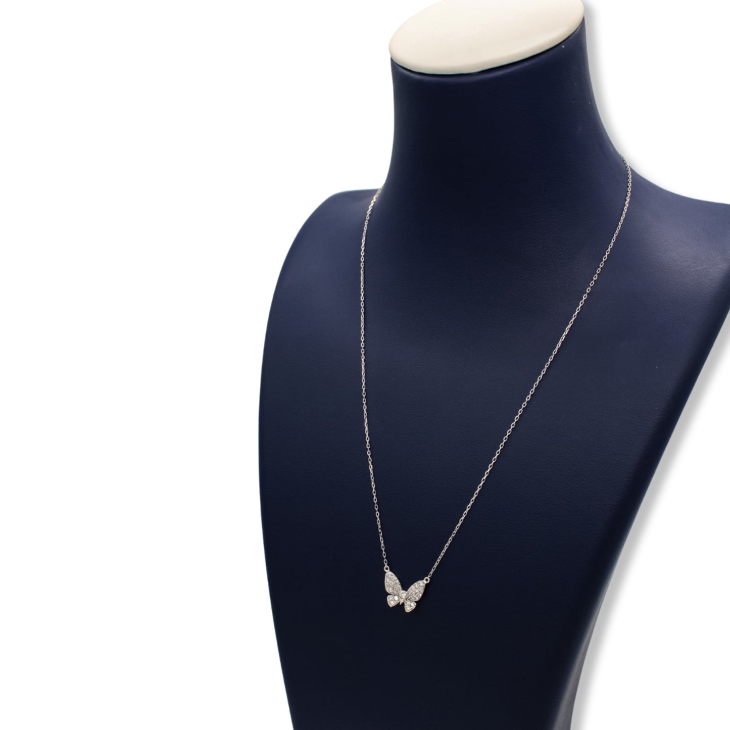Collar con dije de mariposa de diamantes en oro blanco de 18 quilates