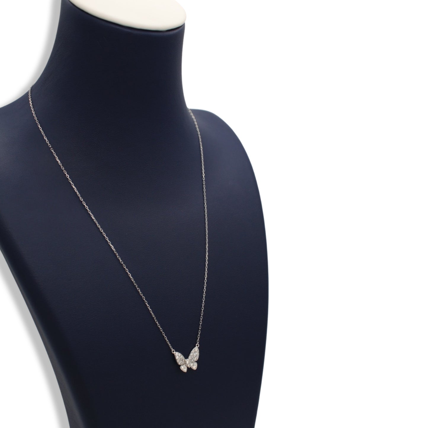 Collar con dije de mariposa de diamantes en oro blanco de 18 quilates