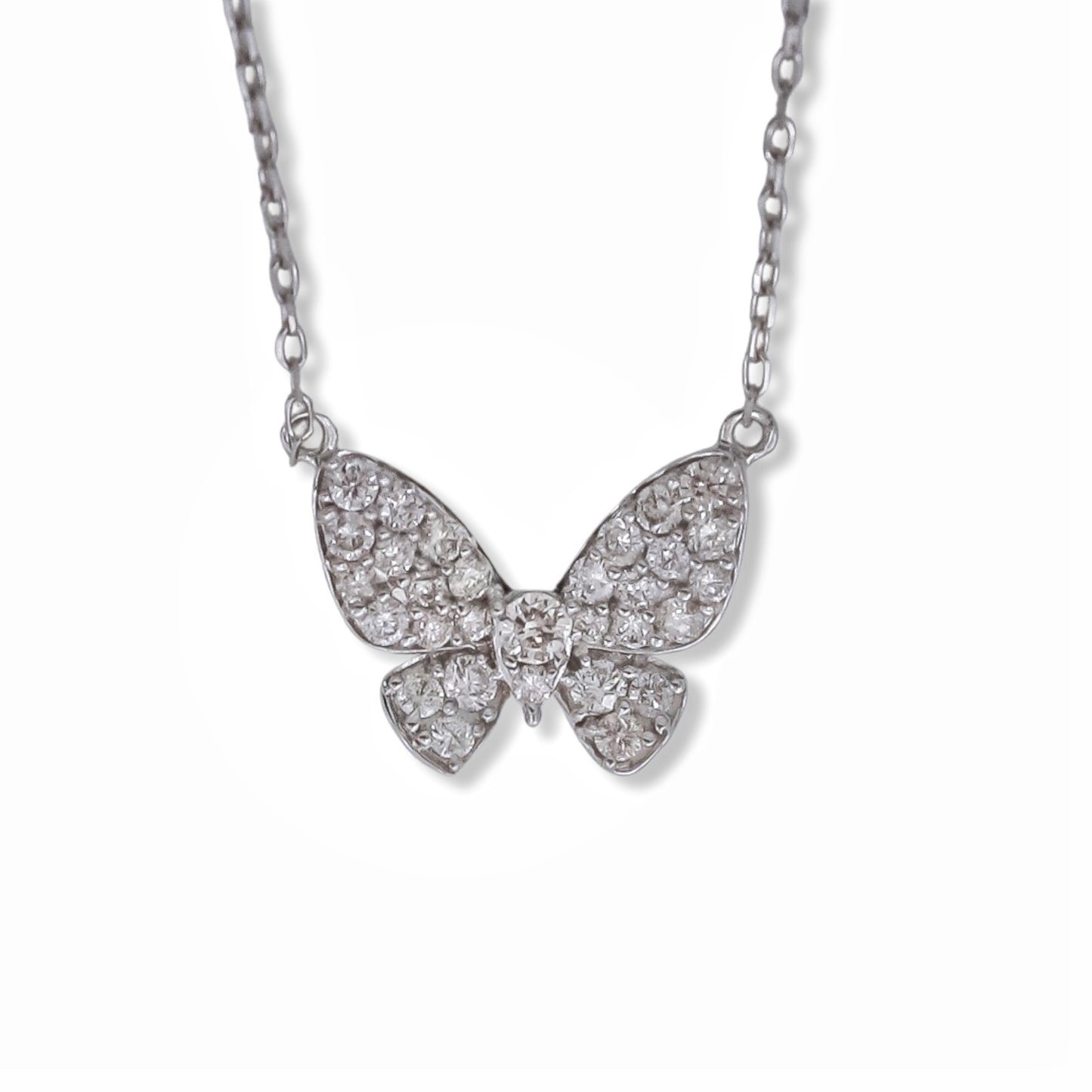 Collar con dije de mariposa de diamantes en oro blanco de 18 quilates